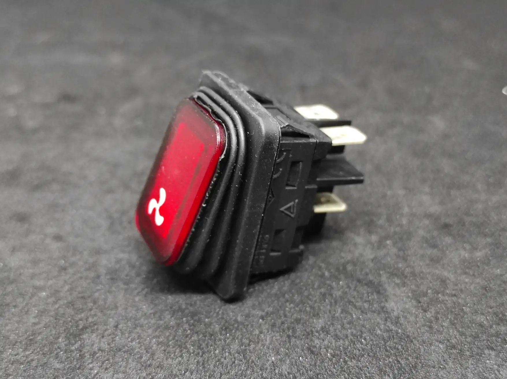 KÖRÜKLÜ ANAHTAR KIRMIZI FAN